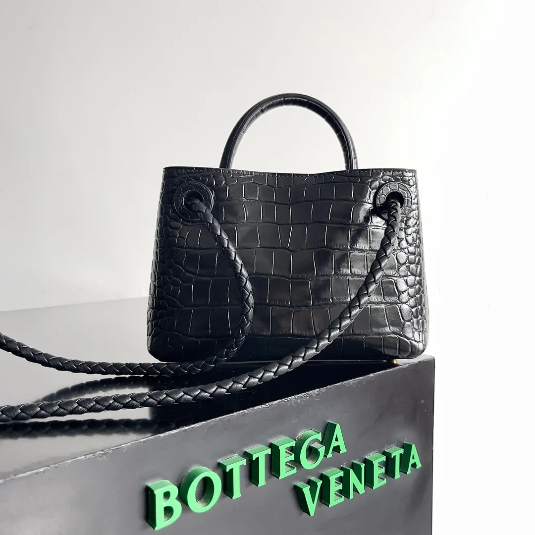 Batch 2880 BOTTEGA VENETA new women's crocodile leather ANDIAMO is shipped! ! ! As a classic model of the BV family, each innovation brings different surprises to fans. There are three ways to carry it with different makeup. Crocodile skin is called the gold in leather and is famous for its top luxury and rarity. During use, the luster of the crocodile skin will not fade or fade with time. No matter how long it is used, it will still remain new. And because each crocodile skin is different, the effect of each crocodile leather bag is different. Style number: 777614 Size: 22*9*15.5cm